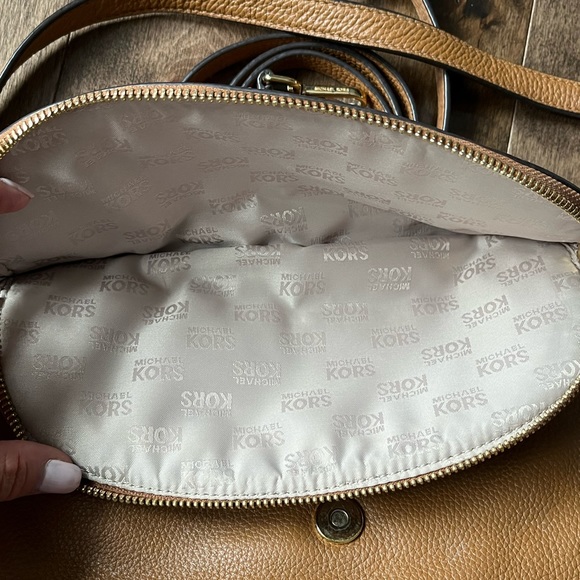 MICHAEL KORS Bedford leather crossbody tan/Carmel leather w/GHW - Picture 8 of 12